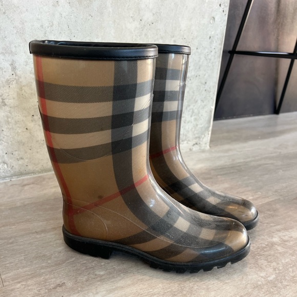 Size 6 Burberry rainboots - Picture 2 of 4